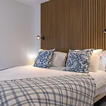 Amazing 3bdr Duplex In By Lovelystay Lissabon